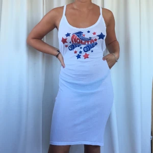 Klänning/nattlinne - Klänning/nattlinne med tryck framtill. Genomskinligt tyg🦋