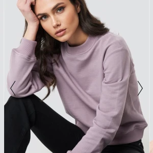 Storlek L - Helt oanvänd sweatshirt från NAKD!💞 Storlek L men ganska liten i storleken (jag har S egentligen) och den sitter lite lite oversize på mig.💞 
