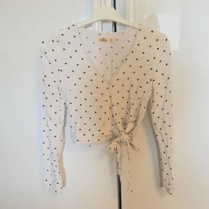 Vitsvart prickig omlott-topp från Hollister - Storlek XS. Toppenskick! Från Hollister🌸