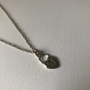 Halsband med hjärtformat lås - Halsband med hjärtformat lås. Knappt använt! Frakt kostar 11kr ❣️