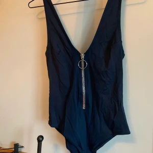 Baddräkt med dragkedja  - Så snygg marinblå baddräkt med dragkedja 🩱 Snygg att använda till jeans också som body ✨ Använd 1 gång 