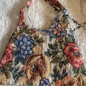 Blommig as fin axelväska!💘💘 - Helt ny blommig paljett axelväska! Passar perfekt runt axeln!💘💘 den får plats med ganska mycket!