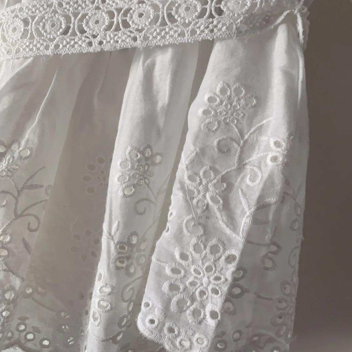 Supersöt vit blus med broderi, storlek s  - 91