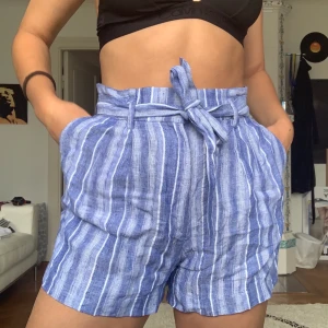 Snygga linneshorts från HM - Bekväma luftiga shorts. Säljer då dom tyvärr inte kommit till användning. Köparen står för frakten. Storlek S/M