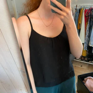 svart topp från h&m - gullig svart topp från h&m som inte används, köparen står för frakten ✨❣️❣️