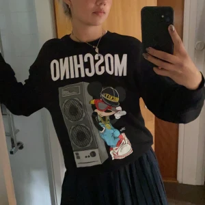 Moschino c HM tröja med tryck - Säljer denna Moschino X HM tröja med mickey tryck😁😁😁finns inte länge och köpa någonstans och strl är S 🖤🖤🖤