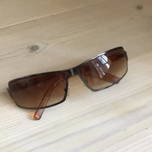 Y2k brillor! - Funderar på att sälja mina y2k solglasögon! sjukt cool form, buda i kommentarerna! man måste buda minst 10kr mer än den tidigare budaren. Budgivningen avslutas när inget budat högre på 24h🥰 Frakt tillkommer