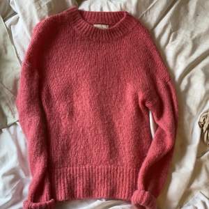 Säljer nu denna stickade tröja med en fin ljus rosa färg 💕💕 den kommer från Part Two och är oanvänd 
