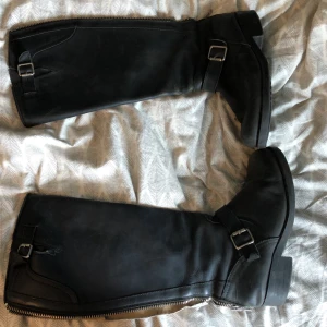 HÖGA Johnny Bulls  - Höga Johnny Bulls säljes. Bra skick, ena dragkedjan är lite seg, men fullt fungerande ändå! Nypris 1499, säljes 400kr
