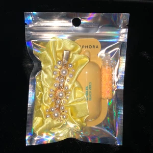 Goodiebag present - En supersöt goodiebag som innehåller showergel, hårspänne, lite godis, glitter och en scrunchi🥰 49kr plus frakt✨