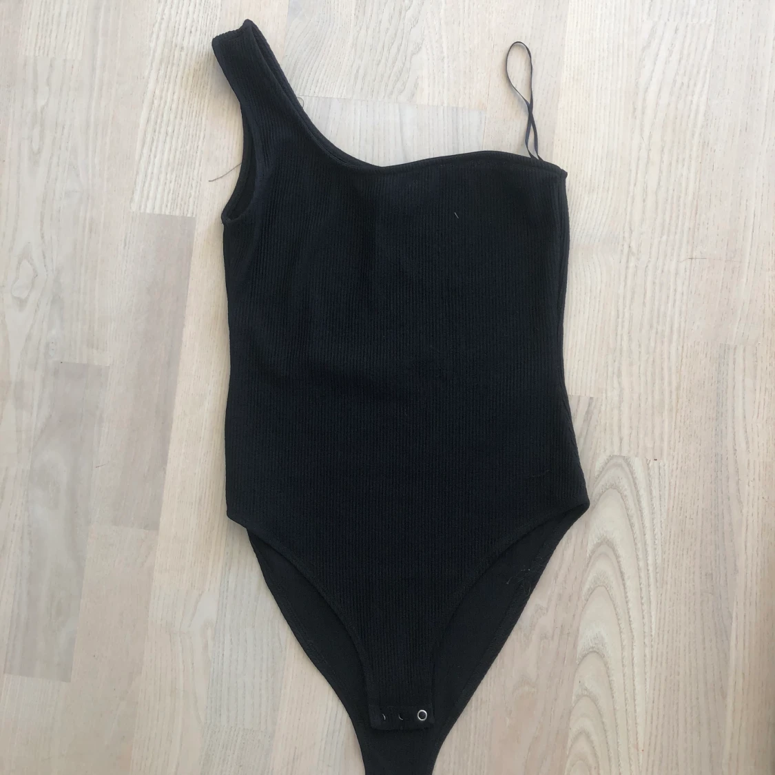 Svart One shoulder body - 90