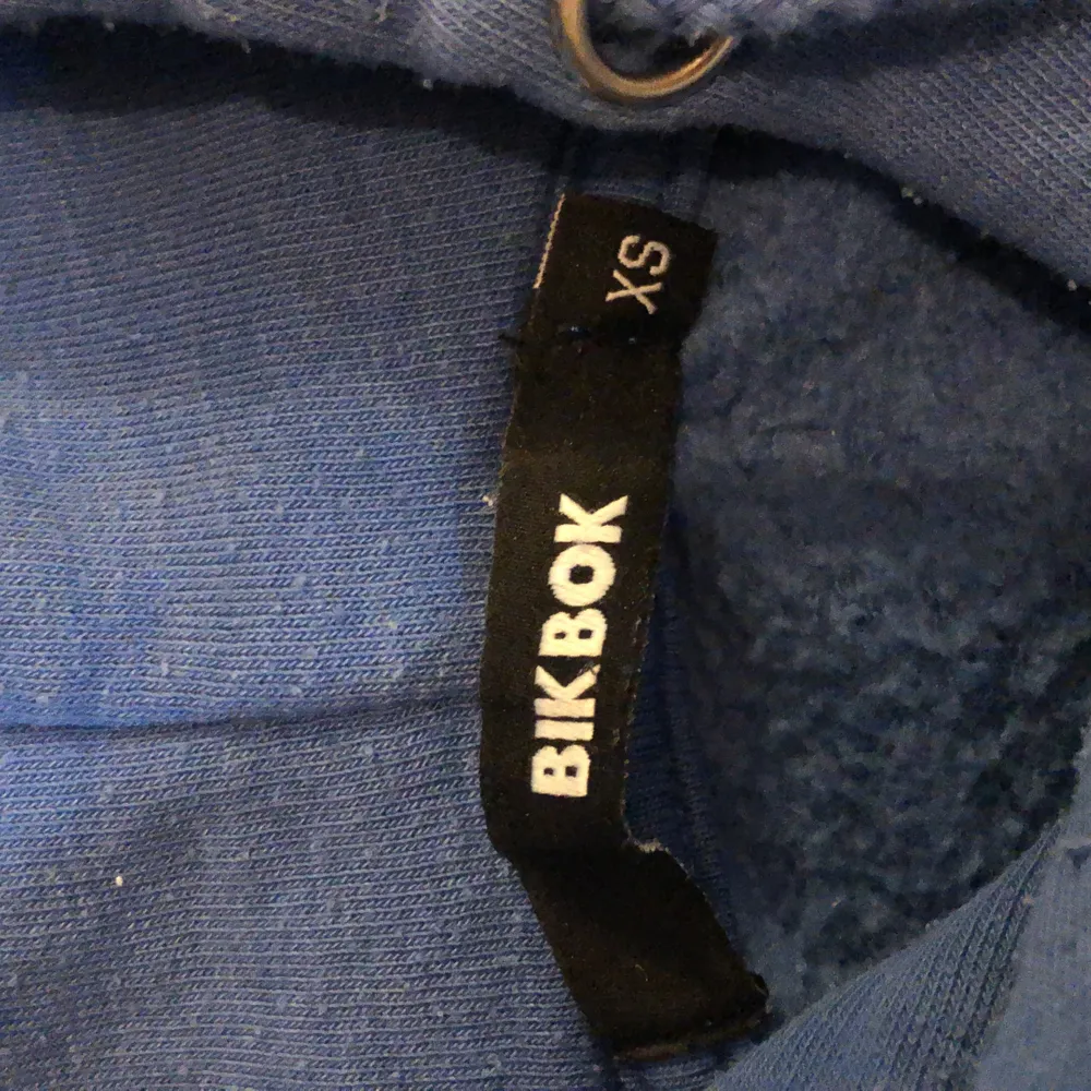 Blå hoodie från BikBok i strlk xs. Skapligt använd men i fint skick. Är ganska oversized i storleken.. Hoodies.