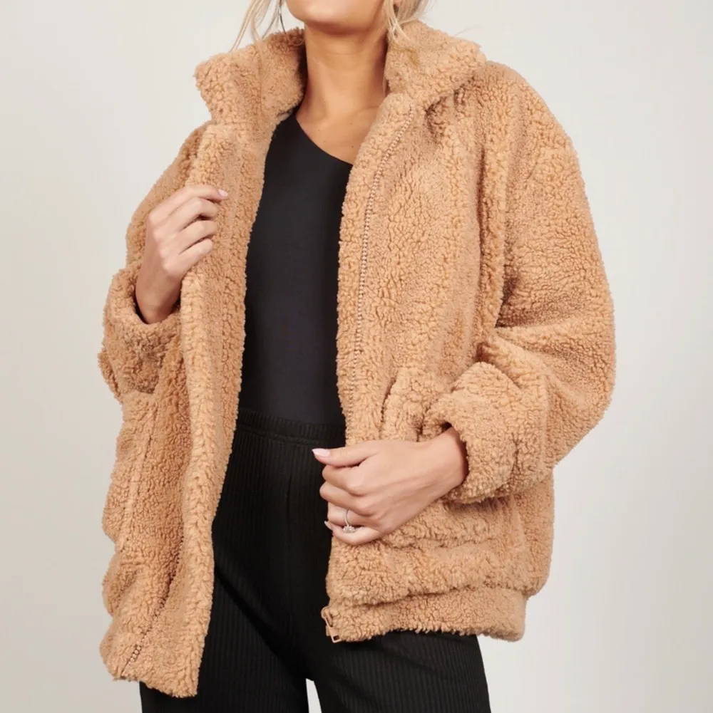 Oversized cozy teddy jacket! Beautiful beige colour that goes with everything! Super thick and warm, perfect for cool swedish days. Used, in good condition! . Jackor.