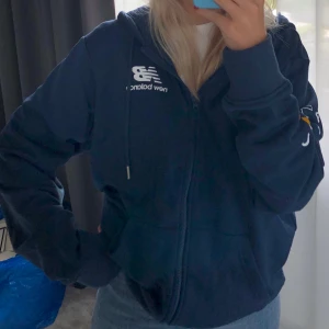 Helt ny Zip hoodie  - Aldrig använd zip hoodie som jag tyvärr klippt bort lapparna på. Säljer då den är aningen för oversized på mig men skulle säga att den funkar mellan xs-L beroende hur man vill att den ska sitta. Frakt tillkommer