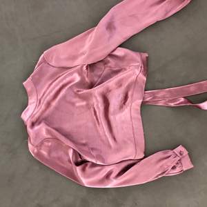 Fin rosa silkesblus, nästan som ny och är i storlek S💗💗 öppen rygg!
