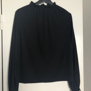 Svart blus - Fin svart blus från zara. Knappt använd.