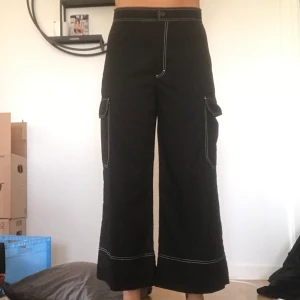 Vida brallor från Monki! - Megasnygga, vida byxor med hög midja. Svarta med vita detaljer. Bakfickan är fake, men sidofickorna är stora och rymliga. Storlek 42, från monki. Jag är 175cm. ”REA” på alla annonser! 2 varor 10%, 3 varor 15%, 4 eller fler varor 20%!  45kr frakt oavsett antal varor, om varan är lätt sänks frakten. Jag ansvarar inte för postens slarv.