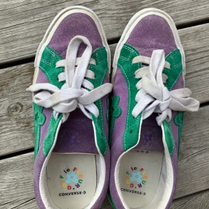 Golf me fleur strl.39,5 - Säljer nu mina golf le fleur skor då jag inte använder dem så mkt längre. De är sjukt fina och i väldigt bra skick. Dem är lite stora för mig men jag har bara lagt i en sula och då har det funkat perfekt!     Fraktkostnaden står köparen för😊 