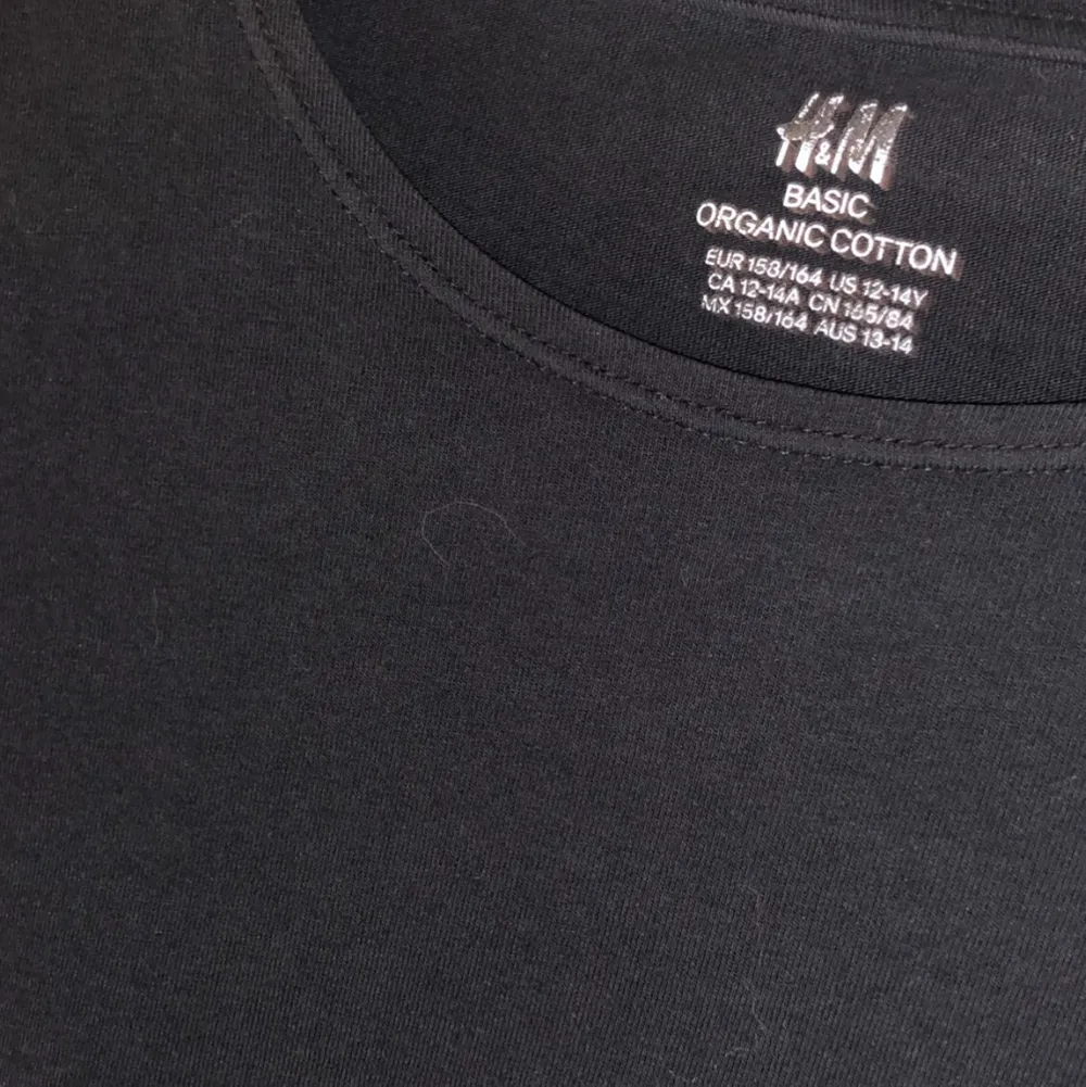 En svart t-shirt från h&m i storlek 158-164...⚡️  Kolla gärna in resten i min profil 🌎 Pris går att diskuteras!  Köpare står för frakt  📦 (22kr) totalt- 52 kr  . T-shirts.