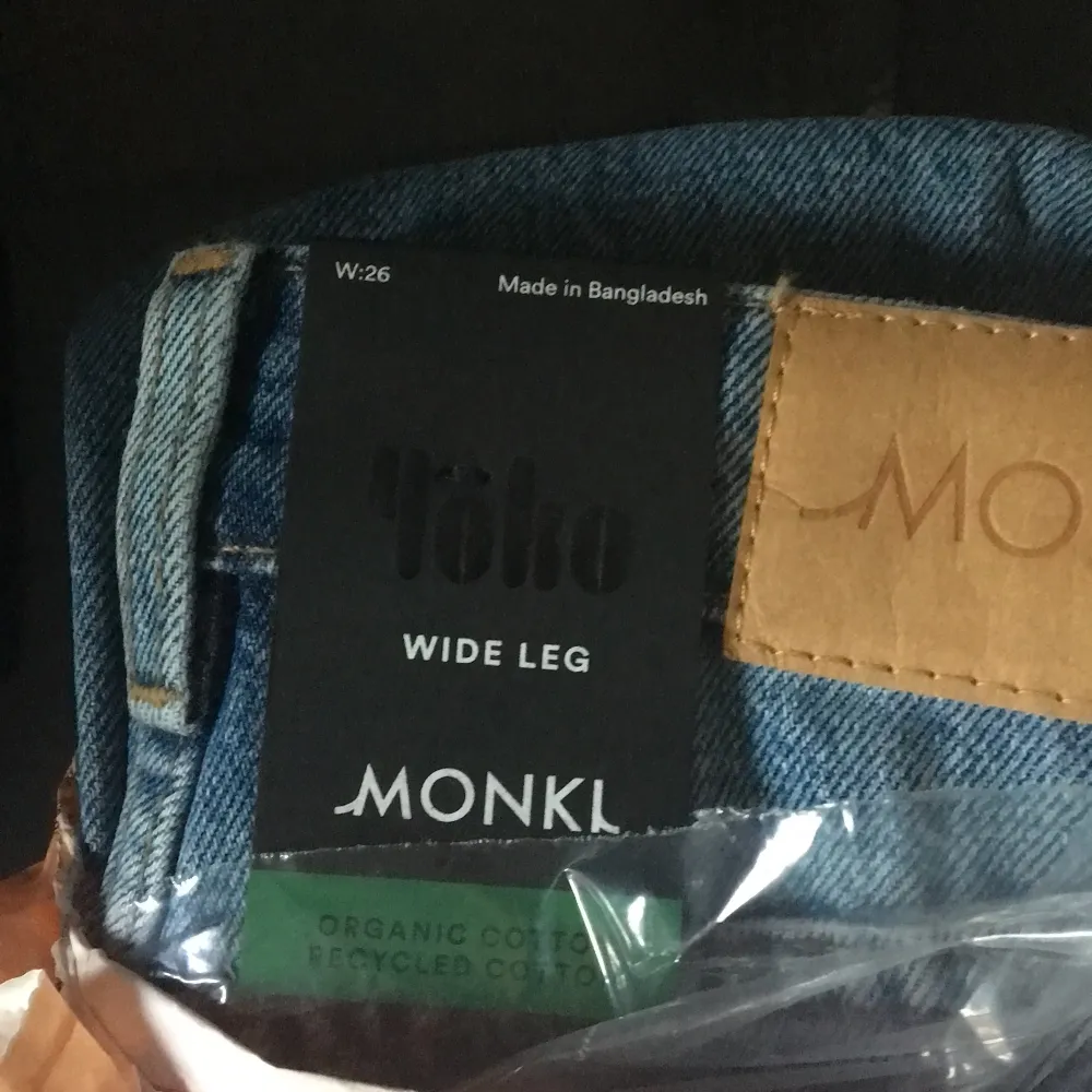 Trendiga jeans från monki i model (Yoko) i storlek 26 säljer de då de är för små för mig. Jag köpte de för 400kr och de är helt oanvända och nya 💕. Jeans & Byxor.