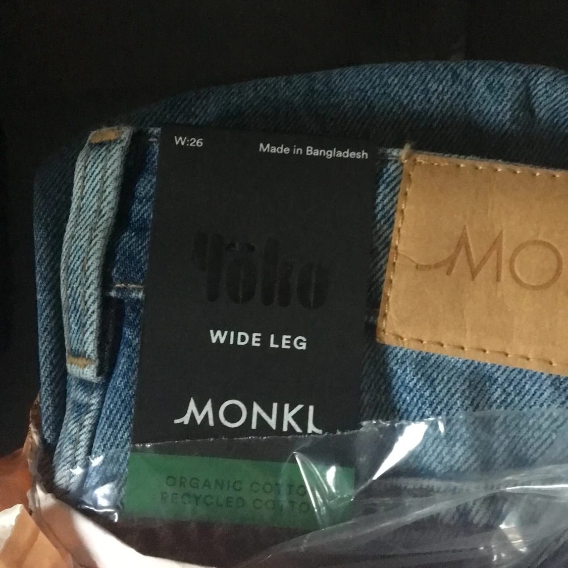 Trendiga jeans från monki I model (Yoko) helt o använda. Säljer de då de är för små köpte de för 400kr - 90