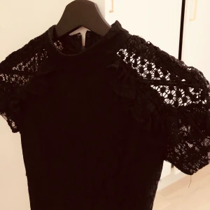 Klänning från NELLY.com - Denna klänning är så jävla fin. Den sitter helt perfekt på kroppen och detaljerna är så himla fina på den. Har använt den 3 gånger och varje gång har jag fått så mycket komplimanger om den! Köparen står för frakten som är 44kr. 