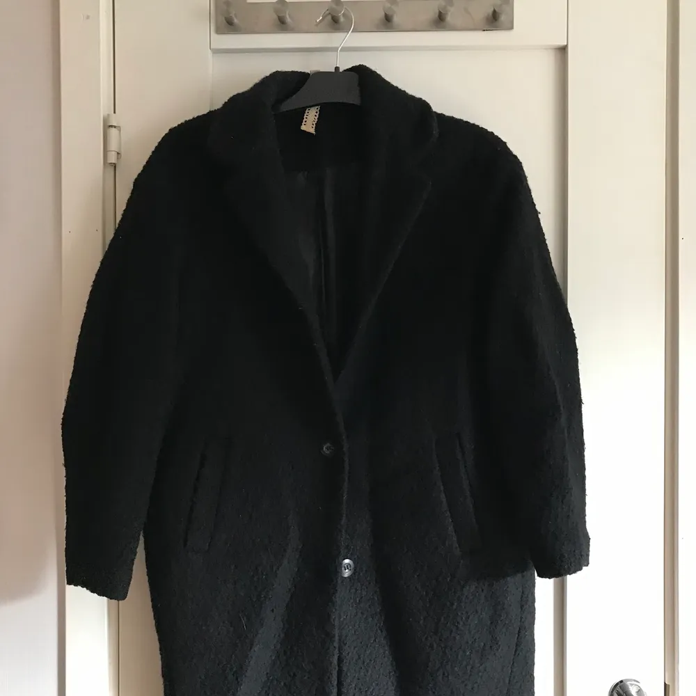 Knappt använd, svart jacka, passar till höst och början på vintern då jackan inte är super tjock. Materialet på jackan är som ”puffar” (se andra bilden).. Jackor.