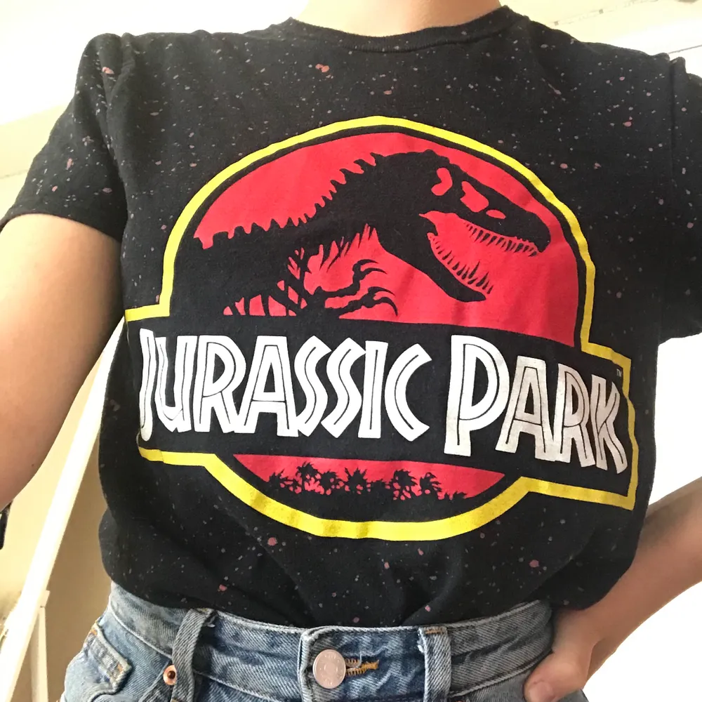  Säljer den här jättesnygga Jurassic Park tröjan knappt använd. Säljes på grund av att jag inte använder den tillräckligt, original pris 150. ✨✨ buda i kommentarerna. T-shirts.