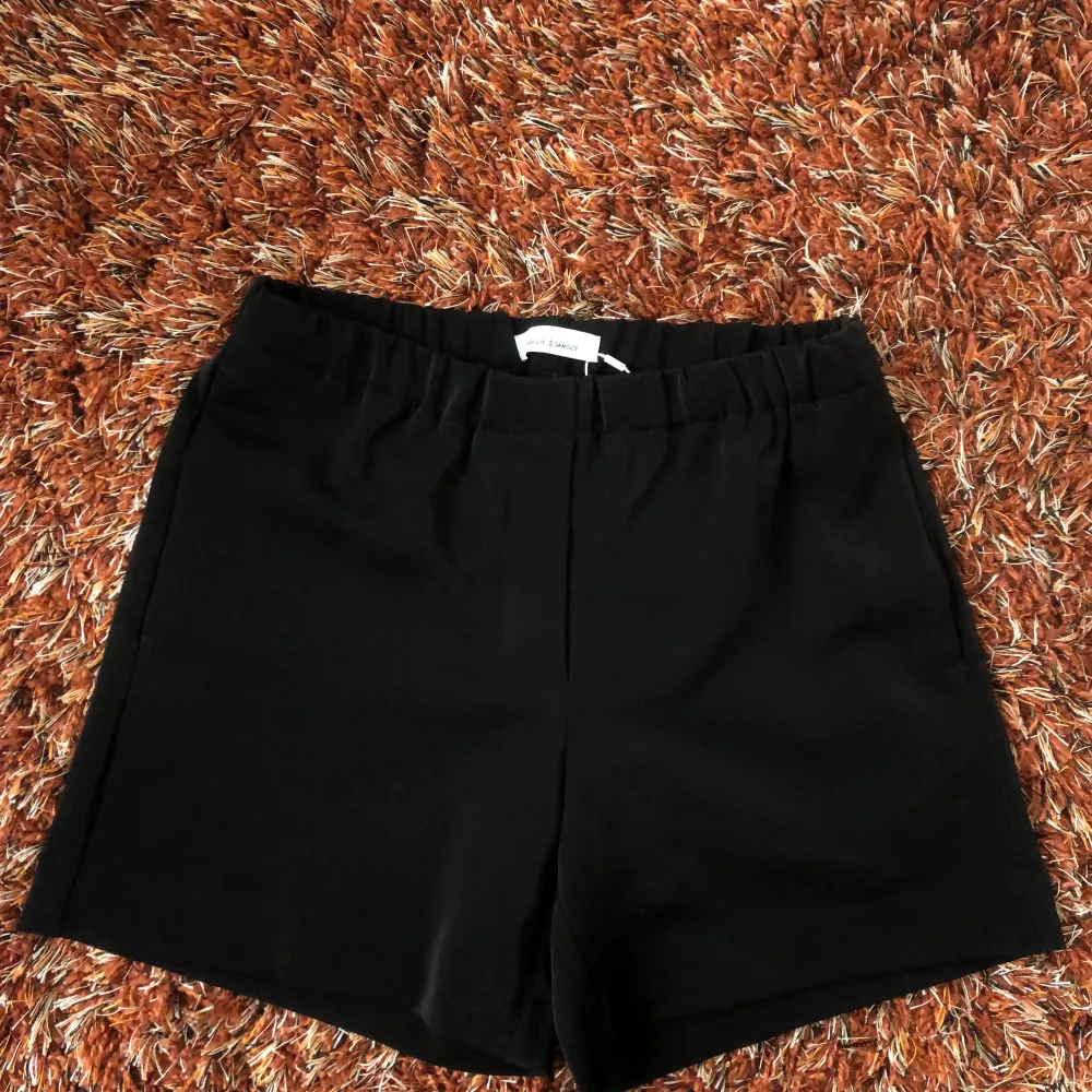 Svarta dress shorts med fickor från Samsoe Samsoe. Aldrig använda ändats provade. Prislappen är kvar. Nypris 899 kr.. Shorts.