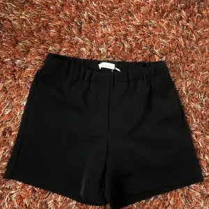 Svarta dress shorts med fickor från Samsoe Samsoe. Aldrig använda ändats provade. Prislappen är kvar. Nypris 899 kr.