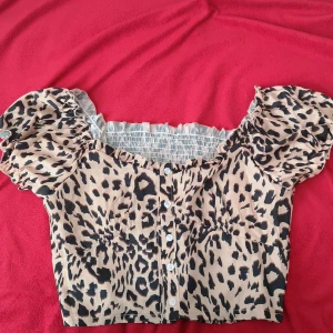 Skit snygg leopard designad tröja!🌞 - Sjukt snygg tröja som tyvärr inte passade på mig, men kanske passar på dig :) Ärmarna kan man dra ner lite så att det blir till en off shoulder tröja och den är ej använd och i jätte bra skick 👌. Kan mötas upp i Malmö eller frakta men då står köparen för frakten. 