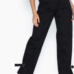 Cargopants - Coola cargopants från nelly