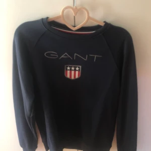 Gant sweatshirt - Tröjan är i storlek 15 år/170 men passar dig som har ca xs eller s. Endast använd 2 gånger