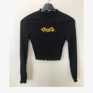 Sunflower crop shirt - Never used long sleeve crop shirt from Shein. Very slim fit and would say only wearable for XS. The fabric is a bit see through but otherwise very nice top!