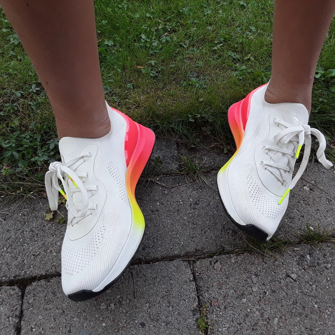 Oanvända sneakers,skor