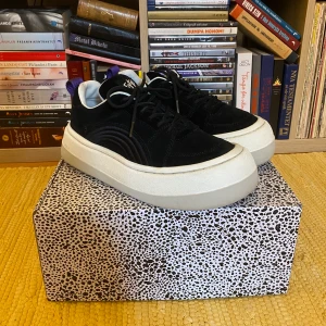 Eytys Sonic 38 - Eytys Sonic, strl 38. Köpta 2020 på Eytys i Sthlm. Super fint skick, inte använda på väldigt länge.                     Högst budande får skorna. 