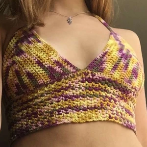 Färgglad virkad topp - Handgjord virkad topp i fin färgskala med knytning både i nacken och ryggen. Ny modell och färg (kan även specialbeställas i blåa eller röda nyanser eller i helfärgat garn och såklart alla olika storlekar)<33 (OBS JUST DENNA TOPP ÄR SÅLD) 