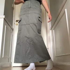Long cargo skirt - En grön cargo maxi kjol. Köpt på humana använt ett par gånger 💕💕