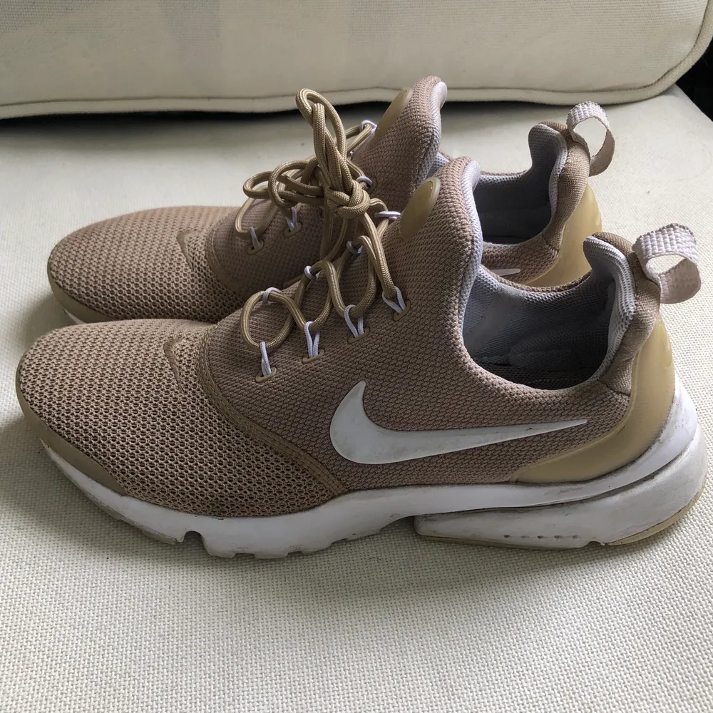 Snygga Nike skor i modellen presto fly i en fin beige färg. . Skor.