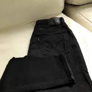 Svarta Levis jeans som jag enbart använt 1 gång. 