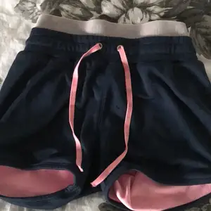 Ett par shorts i mörkblå och rosa, använda 1månad, ni står för frakten:)