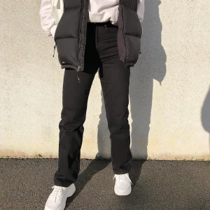 ROWE EXTRA HIGH STRAIGHT JEANS  - säljer dessa populära svarta jeansen från weekday. storlek 26/32. Frakt på 79 kronor tillkommer 🖤🖤