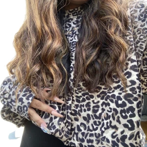 Leopard tröja - Tröja med ballongarmar från Bershka i storlek S, jättehärligt material, köparen står för frakten och skriv för mer bilder<3 Pris: 130kr