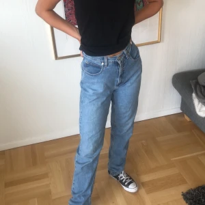 Blåa jeans  - Blåa jeans i stretchigt material, storlek 8 o passar mig som vanligtvis är en small