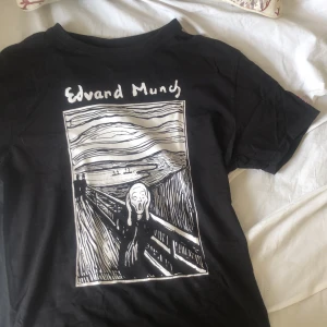 T-shirt - Snygg svart t-shirt me tryck fram