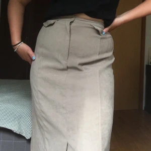 Retro mockakjol med snygg passform - Supersnygg kjol i mockaimitation, perfekt inför hösten. Väldigt snygga detaljer på framsidan. Fler bilder finns om det skulle vara intressant💫💗