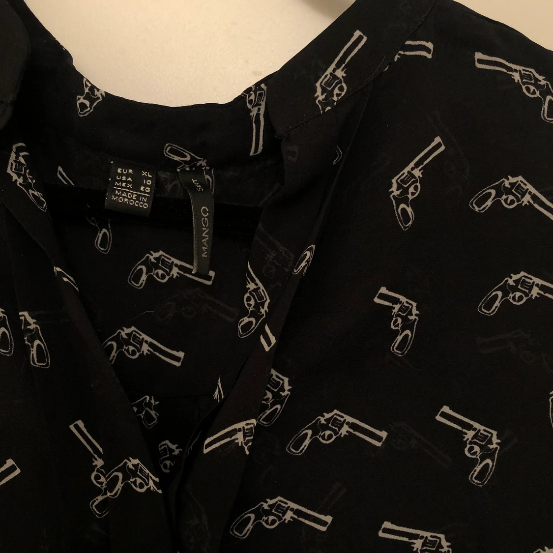 Transparent blus med revolvermotiv - 90