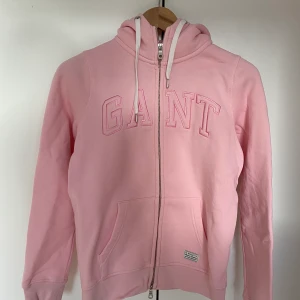 Gant tröja - Superfin Gant-tröja o nyskick. Tyget är hur skönt som helst. Pris går att diskutera. Kan mötas upp i Jönköping annars tillkommer frakt 🤍