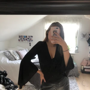 Svart blus - Fin svart blus med coola armar och snygg urringning, köparen står för frakt💋💋
