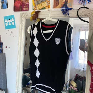 Väst  - Säljer denna söta väst, frakt: 66kr💞💞